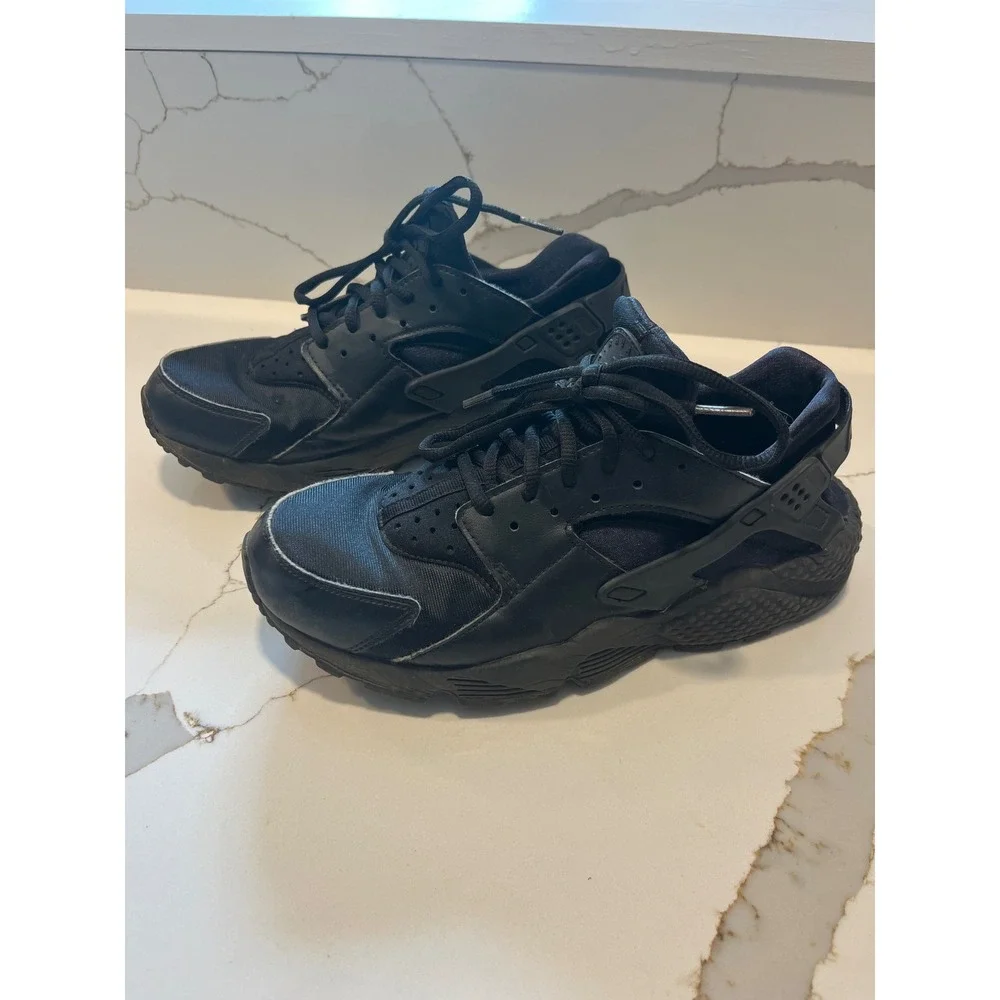 Nike Air Huarache Women's Triple Black Sneakers Size 9 *RUNS SMALL* Men's 7.5
